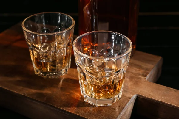 Glasögon Kall Whisky Mörkt Trä Bakgrund — Stockfoto