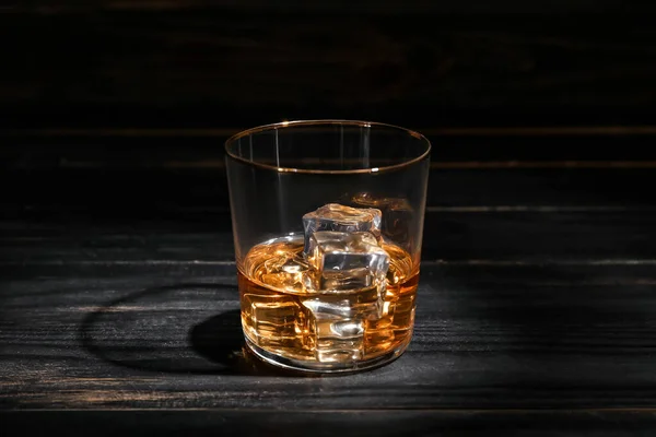 Glas Kall Whisky Mörkt Trä Bakgrund — Stockfoto