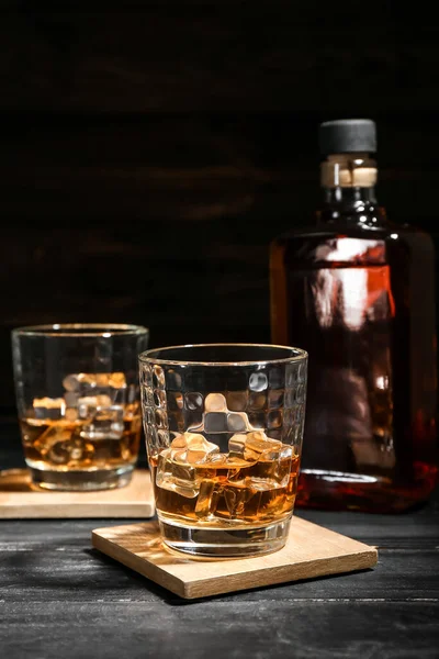 Bottiglia Bicchieri Whisky Freddo Sfondo Legno Scuro — Foto Stock