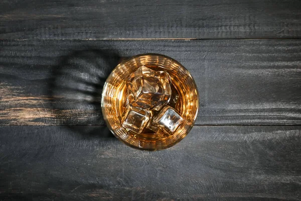 Стакан Холодного Виски Темном Деревянном Фоне — стоковое фото