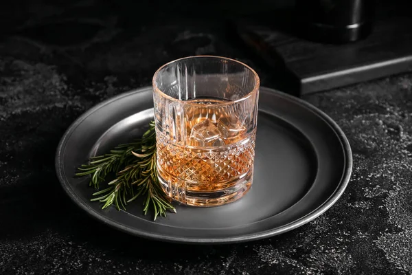 暗い背景に冷たいウイスキーのガラス — ストック写真