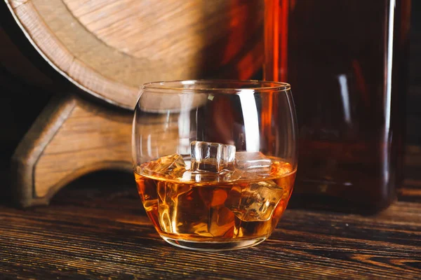 Glas Kall Whisky Trä Bakgrund — Stockfoto