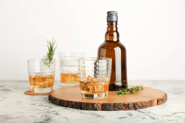 Butelka Szklanki Zimnej Whisky Jasnym Tle — Zdjęcie stockowe