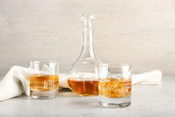 Brocca Bicchieri Whisky Freddo Sfondo Chiaro — Foto Stock
