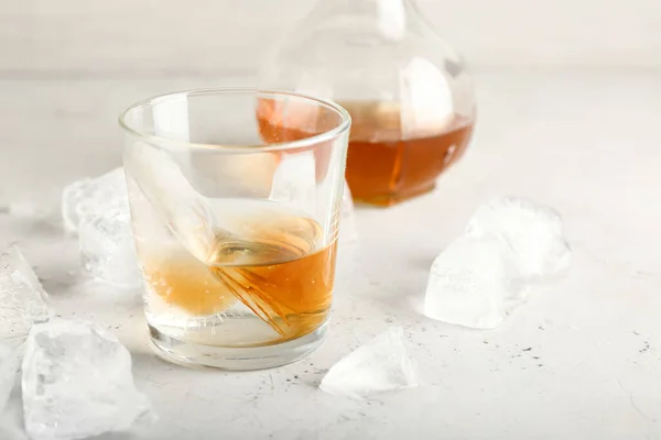 Caraffa Bicchiere Whisky Freddo Fondo Chiaro — Foto Stock