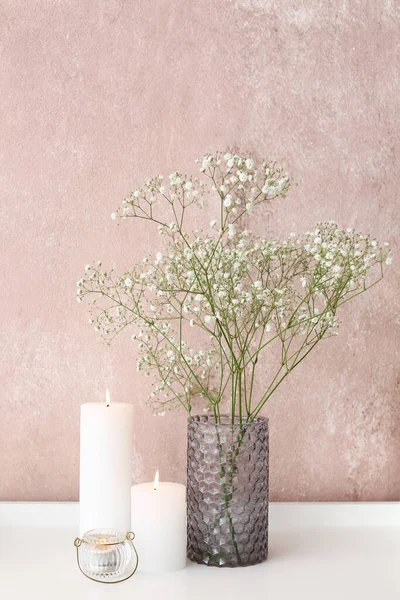 Burning Candles Vase Flowers Table Color Wall — Stock Photo, Image