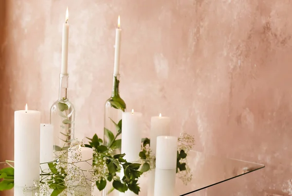 Brennende Kerzen Auf Glastisch Der Nähe Der Wand — Stockfoto