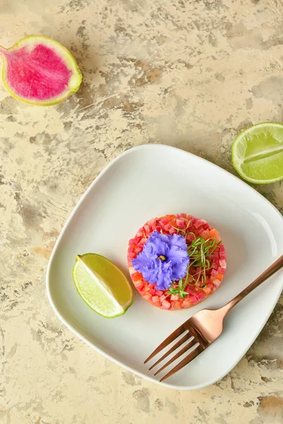 Plate Tasty Tartare Salad Lime Flower Color Background — Stock Photo, Image