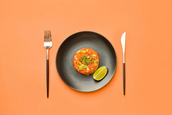 Plate Tasty Tartare Salad Lime Color Background — Stock Photo, Image