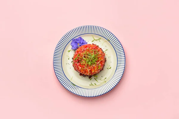 Plate Tasty Tartare Salad Flower Color Background — Stock Photo, Image