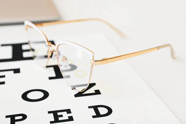 Stylowe Okulary Wykresem Badań Wzroku Białym Tle Zbliżenie — Zdjęcie stockowe