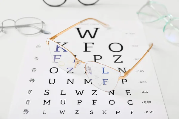 Óculos Elegantes Com Gráfico Teste Olho Fundo Branco Close — Fotografia de Stock