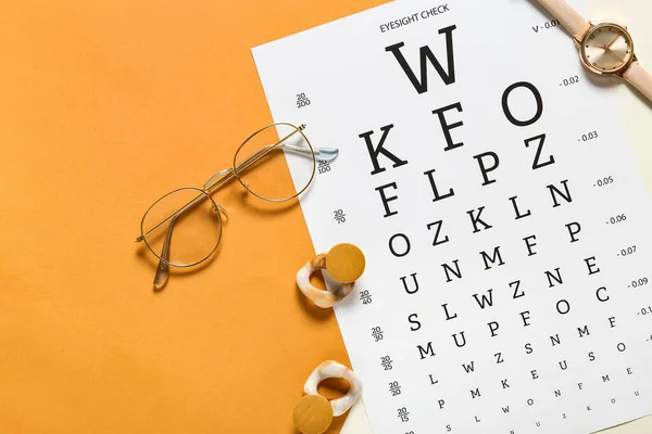 Composición Con Anteojos Tabla Pruebas Oculares Sobre Fondo Color — Foto de Stock