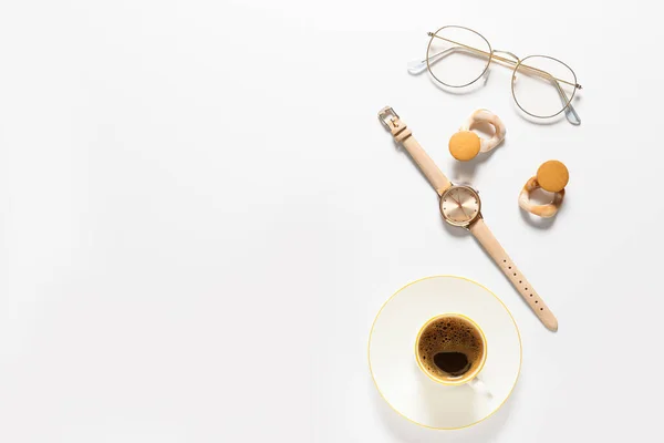Composição Com Óculos Xícara Café Fundo Branco — Fotografia de Stock
