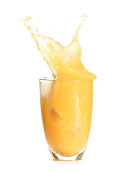 白い背景にスプラッシュと新鮮なオレンジジュースのガラス — ストック写真