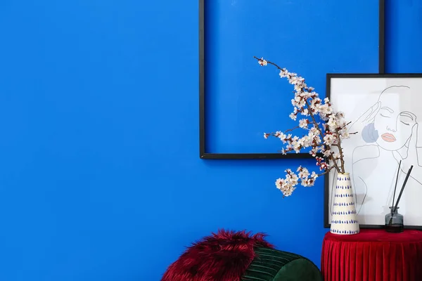Vase Beautiful Blossoming Branches Ottoman Room — Stock Photo, Image
