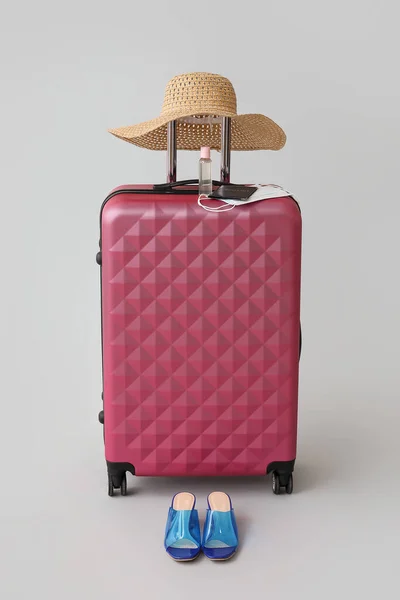 Gepackter Koffer Mit Reisepass Medizinischen Masken Desinfektionsmittel Und Strandzubehör Auf — Stockfoto