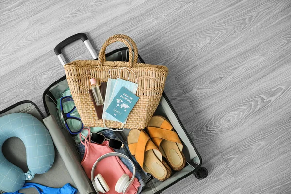 Koffer Mit Habseligkeiten Immunpass Und Medizinischen Masken Auf Holzboden — Stockfoto