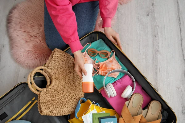 Mujer Haciendo Maletas Casa — Foto de Stock