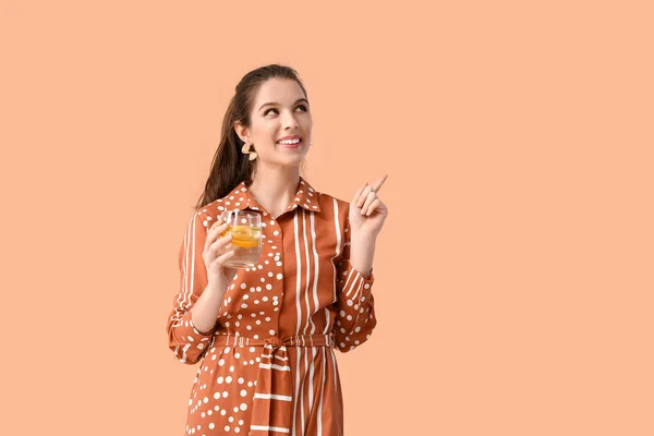 Young Woman Fresh Lemonade Pointing Something Color Background — Stock Photo, Image