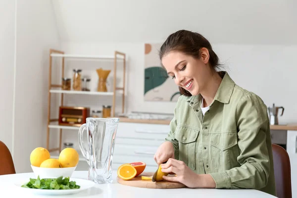 Jovem Mulher Fazendo Limonada Fresca Casa — Fotografia de Stock