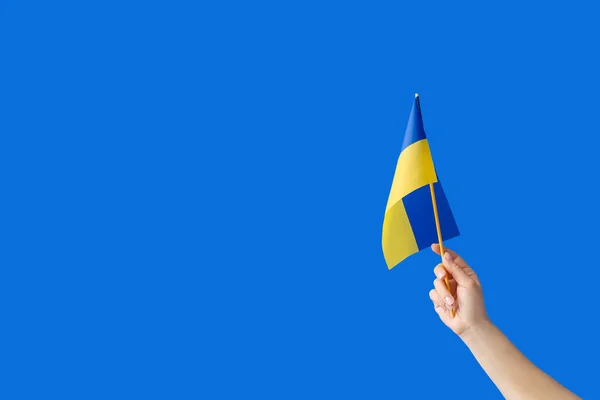 Kobieta Ręka Flagą Ukrainy Tle Koloru — Zdjęcie stockowe
