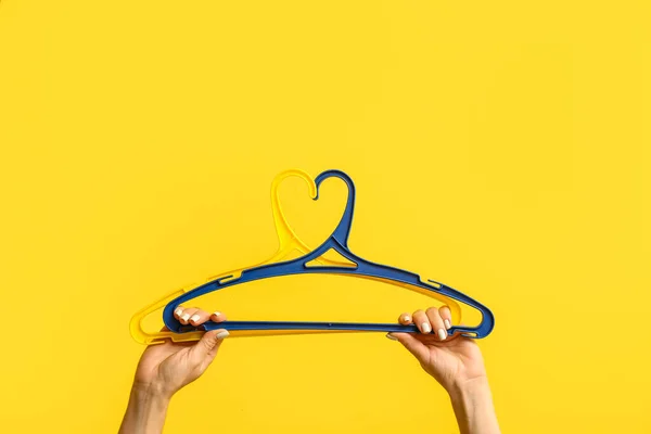 Female Hands Clothes Hangers Color Background — Stock Photo, Image