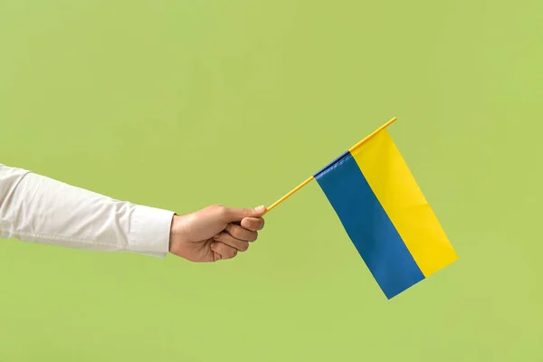 Mano Masculina Con Bandera Ucrania Sobre Fondo Color — Foto de Stock
