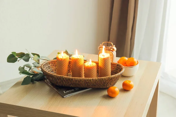 Bandeja Con Velas Encendidas Mandarinas Frescas Sobre Mesa Habitación —  Fotos de Stock