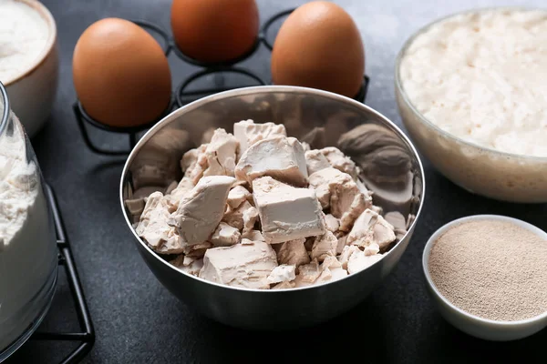 Bowls Different Yeast Ingredients Bakery Black White Background — Stock Photo, Image