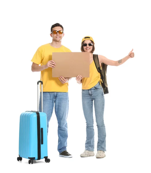 Junges Paar Mit Pappe Und Koffer Trampt Auf Weißem Hintergrund — Stockfoto