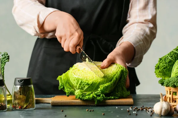 Masada taze lahana kesen kadın.