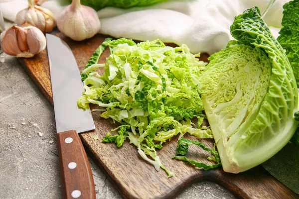 Board Heap Cut Savoy Cabbage Grunge Background Closeup — Stock Photo, Image