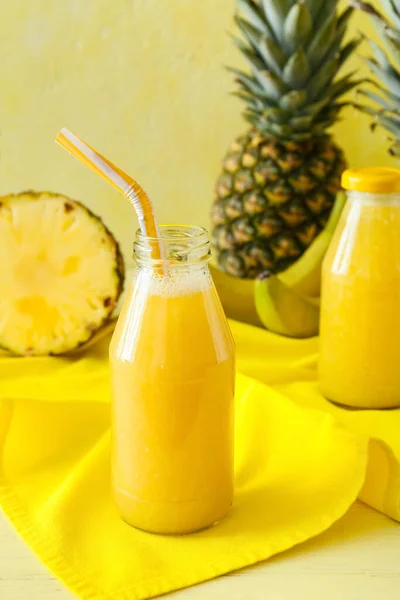 Bottles Tasty Pineapple Smoothie Color Background — Stock Photo, Image