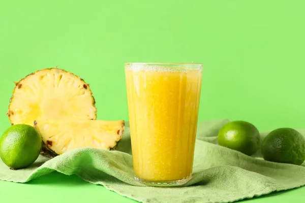 Glas Lekkere Ananas Smoothie Limoen Kleur Achtergrond — Stockfoto