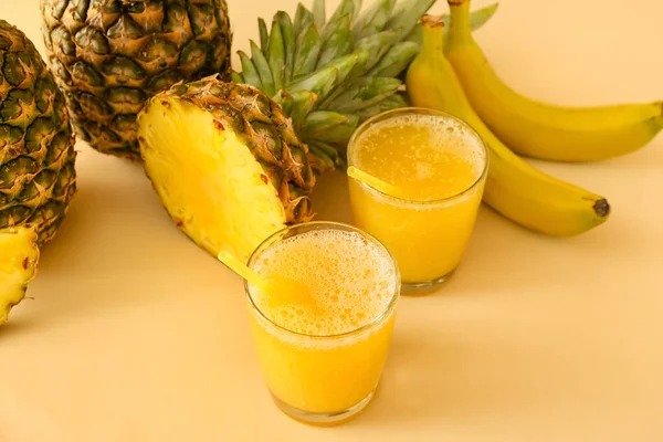 Glasses Tasty Pineapple Smoothie Color Background — Stock Photo, Image