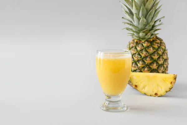 Glas Lekkere Ananas Smoothie Grijze Achtergrond — Stockfoto