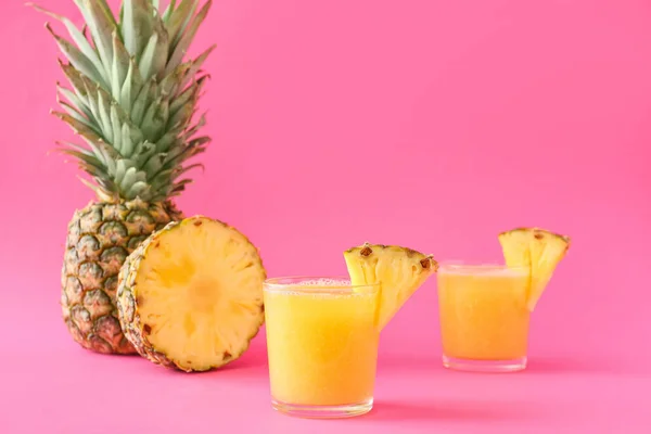 Glasses Tasty Pineapple Smoothie Color Background — Stock Photo, Image