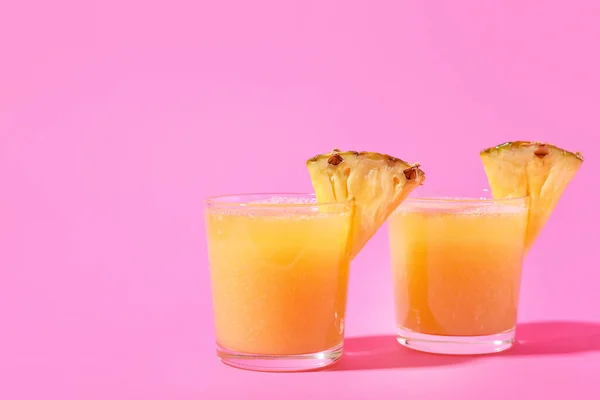 Bicchieri Gustoso Frullato Ananas Sfondo Colore — Foto Stock