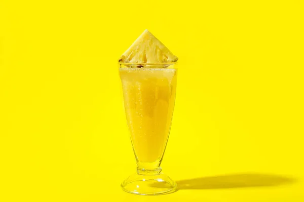 Glas Leckerer Ananas Smoothie Auf Farbigem Hintergrund — Stockfoto