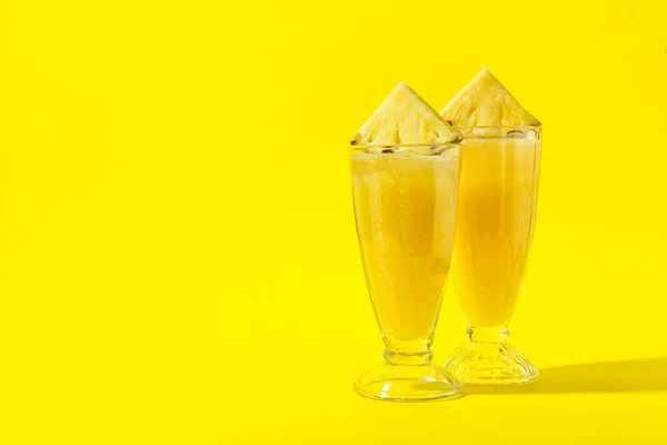 Gläser Leckerer Ananas Smoothie Auf Farbigem Hintergrund — Stockfoto