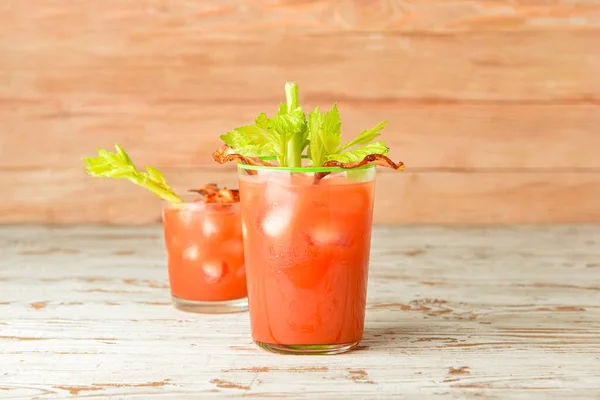 Ποτήρια Από Bloody Mary Cocktail Γαρνιρισμένα Μπέικον Και Κόλιανδρο Ξύλινο — Φωτογραφία Αρχείου