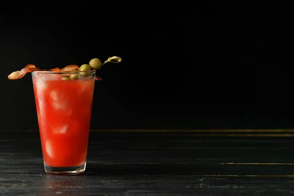 Copa Cóctel María Sangrienta Adornada Con Tocino Aceitunas Sobre Fondo — Foto de Stock