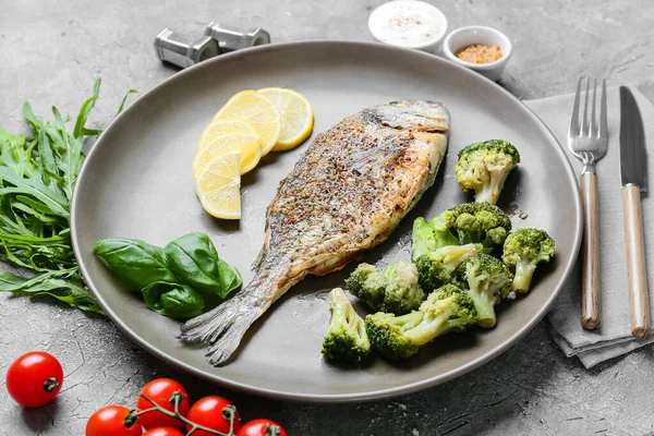 Assiette Avec Dorado Frit Légumes Sur Fond Grunge — Photo