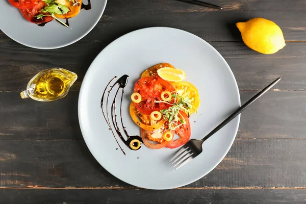 Platen Met Smakelijke Tomatencarpaccio Olie Citroen Donkere Houten Ondergrond — Stockfoto