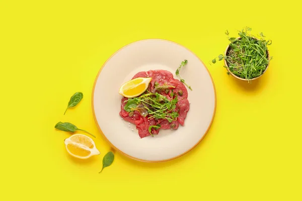 Bord Met Lekkere Kalfsvleescarpaccio Citroen Verse Spruiten Kleur Achtergrond — Stockfoto