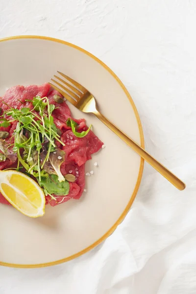 Plate Tasty Veal Carpaccio Light Background — Stock Photo, Image