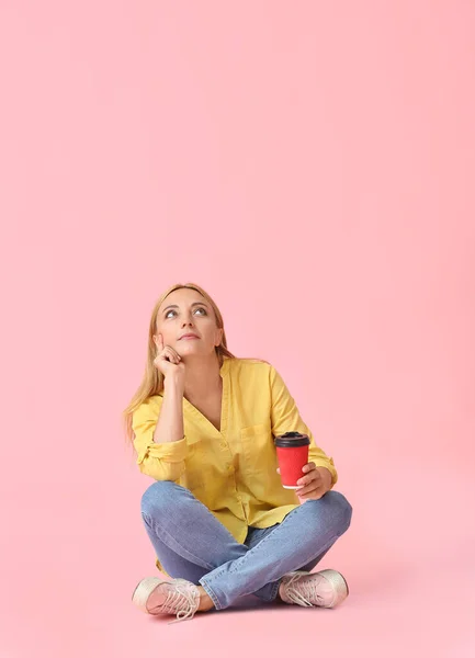 Ragionevole Donna Matura Con Una Tazza Caffè Sfondo Colore — Foto Stock