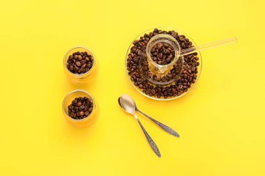 Fincan, fincan tabağı ve kahve çekirdekli kahve fincanı.