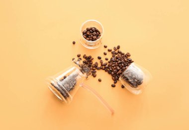 Renkli kahve çekirdekli kompozisyon